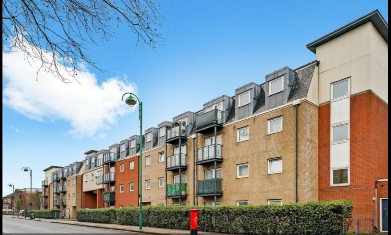 Spacious London Apartment 5 Min Walk To Leytonstone Underground Station And 5 Stops To Zone 1 Dış mekan fotoğraf