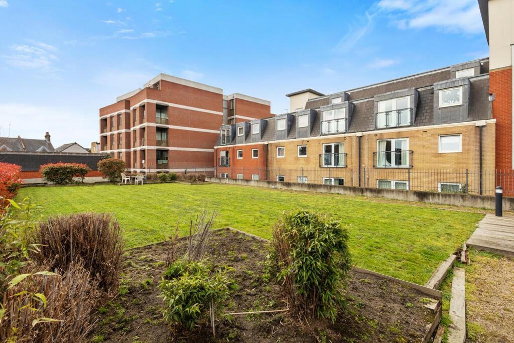 Spacious London Apartment 5 Min Walk To Leytonstone Underground Station And 5 Stops To Zone 1 Dış mekan fotoğraf